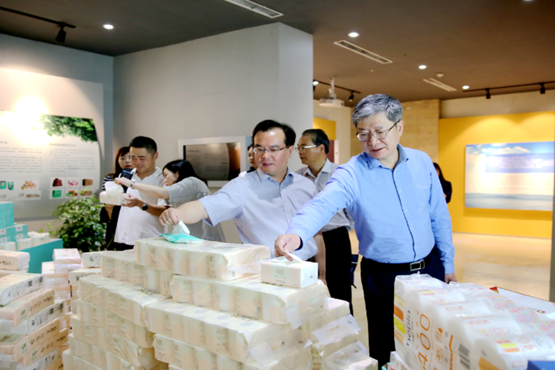 2019年 5月22日，时任浙江省社会组织综合党委专职副书记、省民政厅社会组织管理局局长蔡国华莅临8868体育官网登录入口调研企业发展情况和党建工作